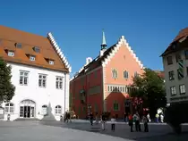 Ravensburg, das (rote) Rathaus, 1386 erbaut, besitzt im 1.Stock zwei sehenswerte sp�tgotische Ratss�le mit historischer Ausstattung, Sept.2004