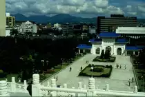Blick von der Chiang-Kai-shek-Ged�chtnishalle in Taipeh auf den Zugangsbereich und das Eingangstor sowie einen Teil der Stadt im November 1988 