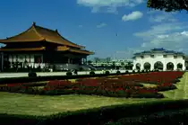 Auf dem Areal der Chiang-Kai-shek-Ged�chtnishalle in Taipeh im November 1988