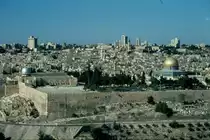 Blick vom �lberg auf Jerusalem. Auf der rechten Bildseite mit der goldenen Kuppel: der Felsendom; links auf dem Foto mit der silbernen Kuppel: die Al Aqsa Moschee - Dezember 1984