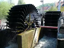 Schwandorf in der Oberpfalz, Wasserr�der an der Naab dienen der Stromerzeugung, April 2007,