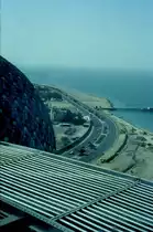 Blick aus einem der  Kuwait-Tower  im Februar 1986 auf die K�stenstrasse