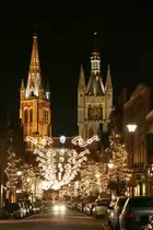 Der Turm derSankt-Martins-Kathedrale mit dem Belfried der Tuchhalle fotografiert aus der weihnachtlicg geschm�ckten Rijselsestraat; 27.11.2010