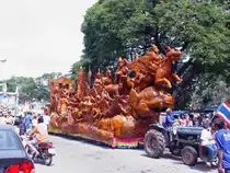 Ein sehr aufw�ndig gestalteter Motivwagen bei dem Umzug in der Stadt Buri Ram am 29.07.2007. Das gesamte Motiv ist aus geh�rtetem Wachs hergestellt.