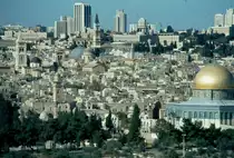 Blick vom �lberg auf Alt-Jerusalem mit dem Felsendom am rechten Bildrand. (Dia von 1984)