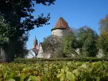 Weil der Stadt, Blick �ber Stadtmauer mit Wehrturm zur Stadtpfarrkirche, Okt.2010
