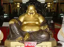 Ein  Happy Buddha  in der Tempelanlage von Viharn Sien, ca. 180 km s�dlich von Bangkok. Diese Art eines Buddhas ist chinesischer Stil (Mai 2006)