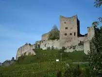 Oberkirch in der Ortenau, die Ruine der Schauenburg hoch �ber der Stadt, erbaut im 11.Jahrhundert, Ruine seit 1730, Okt.2010