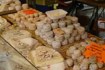 Gleich neben dem Brotstand bietet ein H�ndler die verschiedensten K�se an. Samstagmorgen, dem 18.07.2009