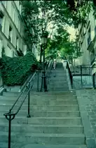 Viele Treppen f�hren hinauf auf den Montmartre-H�gel (Dia aus dem Jahr 1992)