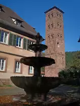 Kloster Hirsau, Dreischalenbrunnen vor dem Pfarrhaus, dahinter der  Eulenturm , �berbleibsel der einst m�chtigen romanischen Klosterkirche St.Peter und Paul eingeweiht 1091, Okt.2010