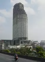 Ein seit Jahren nicht fertig gestelltes Hochhaus in der N�he der Skytrain Station  Taksin Br�cke  in Bangkok am 13.01.2011