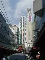 Der Baiyoke Tower 2 ist mit 304 Metern (mit Antenne 328 Metern) das h�chste Geb�ude Thailands. Neben Restaurants, Gesch�ften und einigen B�ros beherbergt der Tower das  Baiyoke Sky Hotel . Fertig gestellt im Jahr 1997 z�hlt es zu den h�chsten Hotelgeb�uden der Welt. Im 85. Stockwerk befindet sich eine  Sky walk revolving roof deck , von wo aus man eine nicht durch Glasscheiben begrenzte Aussicht auf Bangkok genie�en kann. (14.01.2011)  