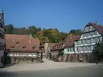 Maulbronn, der Innenhof der ber�hmten ehemaligen Zisterzienserabtei, es ist die am besten erhaltene mittelalterliche Klosteranlage n�rdlich der Alpen und seit 1993 Weltkulturerbe der UNESCO, Okt.2010