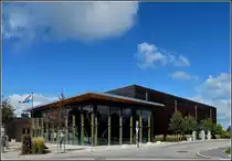 Auf der H�he von 521 Meter steht in Marnach das Kulturzentrum  Cube 521 , eine vielseitige Begegnungsst�tte mit qualitativ hochwertigem Veranstaltungscharakter. Eine mutige Vision, gewachsen aus der Notwendigkeit den Kulturraum  Eislek  zu st�rken. Integriert in die Sch�nheit der Natur wird das architektonische Kleinod, in seiner anschaulichen Transparenz und Leichtigkeit und durch die einvernehmende Kraft von Kunst und Kultur, die Lebensqualit�t der Gro�region  Eislek  um 521% steigern. 25.09.2010 (Jeanny)