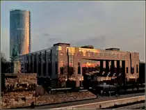 Die untergehende Sonne des 20.11.2010 spiegelt sich in der Fassade des Hotels Hyatt in K�ln. (Jeanny)