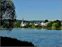 Der Kirche von Vielsalm liegt am malerischen See. 06.08.2010 (Jeanny) 