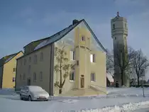 Grevesm�hlen; Wismarsche Stra�e, Ecke Ploggenseering, Wohnhaus mit dem Wahrzeichen von Grevesm�hlen. Daneben das Original, der Wasserturm. [03.01.2010] 

