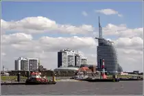 Eine von Bremerhavens Schokoladenseiten: hinter den Mauern des Zoo am Meer erheben sich die Hochh�user des Columbus Center, dazwischen ist die Glasfassade des Klimahauses 8� Ost zu sehen, rechts schlie�t sich das Sail City Hochhaus an. 26.06.2010