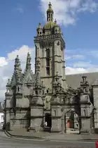 Der umfriedete Pfarrbezirk von Saint-Th�gonnec, hier das Triumphtor und die Kirche am 23.07.2009.