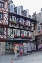 In der Altstadt von Quimper am 23.07.2009. Quimper ist ber�hmt f�r seine Porzellanmanufaktur. Seit mehr als 400 Jahren werden Fayencen nach alter Tradition vollst�ndig per Hand geformt und verziert. Die gr��te Auswahl der Fayencen bietet der Laden der Manufaktur H B Henriot. 