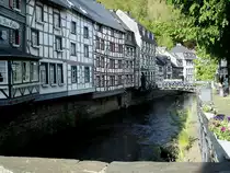Monschau, Fachwerkh�user an der Rur, die Stadt hat �ber 200 denkmalgesch�tzte Geb�ude, Mai 2005