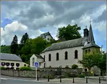 Die Ortschaft Stolzembourg liegt im reizvollen Ourtal, 6 km flussaufw�rts der Touristenstadt Vianden. Im Dorf zeugen der vor 1585 erbaute Glockenturm und die Kirche von der langen Geschichte des Dorfes und seiner Pfarrei. Die  Stolzemburg  selbst liegt auf einer Anh�he in der Dorfmitte. Ein erstes Mal wurde die Burg 1454 durch den Gouverneur Antoine Croy zerst�rt und 1679, ein zweites Mal, durch die Truppen Ludwigs XIV. Sie wurde 1898 im schottischen Stil wieder aufgebaut. Heute ist die Burg in Privatbesitz. 01.08.2010. (Jeanny)