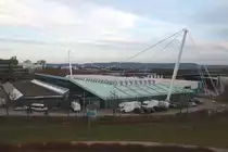 Die Europahalle in Karlsruhe an der  G�nther-Klotz-Anlage  (benannt nach einem ehemaligen Karlsruher B�rgermeister) am 13. Februar 2011.

Die Halle hatte 1983 im August ihr Er�ffnungsfest. 9.000 Menschen haben in der Halle Platz und ganz Besonders an ihr ist das Dach, das von zwei Stahlseilen getragen wird.


Keine 500m entfernt von der Halle befindet sich �brigens das Europabad, das 2008 er�ffnet wurde. 


