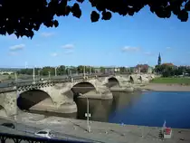Dresden, Blick von der B�hlschen Terrasse auf die Elbe mit der Augustusbr�cke, 1907-10 mit Stampfbeton und Sandsteinverkleidung erbaut, auf der anderen Seite Dresden-Neustadt, Okt.2009 
