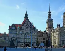 Dresden, das Georgentor, der Eingang zum Schlo�, daneben der Schlo�turm und ganz rechts ein kleiner Teil der Hofkirche, ganz links beginnt der ber�hmte  F�rstenzug , ein monumentales Wandbild, 101m lang, aus Mei�ner Porzellanfliesen, Okt.2009