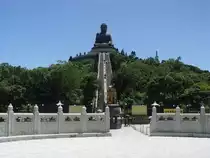 Der Tian Tan Buddha auf der Insel Lantau am 03.07.2003. Diese bronzene Buddhastatue stellt den Buddha Amitabha dar und ist die weltgr��te freistehende Buddhastatue in sitzender Haltung. Eine Treppe mit 268 Stufen f�hren vom Po Lin Kloster hinauf zur Statue