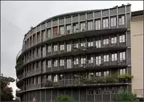 . Wohn- und B�rohaus Switter, Basel. Architekten: Herzog & de Meuron, Fertigstellung: 1998. Man beachte den Umriss des Geb�udes im Vergleich zum Bogen der Balkone. 

http://www.herzogdemeuron.com/index/projects/complete-works/026-050/031-apartment-and-office-building-schwitter/IMAGE.html

28.08.2010 (Matthias)