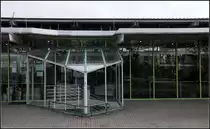 . Storlach-Sporthalle in Reutlingen. Architekten: Behnisch und Partner. Fertigstellung: 1982. Sehr filigran sind die Glaserker �ber den Treppenabg�ngen. 19.02.2011 (Matthias)