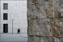 . Die Synagoge ist ein Bauwerk des J�dischen Zentrum in M�nchen. Daneben gibt es noch ein Museum sowie ein Gemeindezentrum. Die beiden weiteren Bauten wurden im Gegensatz zu der Synagoge mit einem glattfl�chigem Naturstein verkleidet. Im Bild im Vordergrund rechts ein Fassadenausschnitt der Synagoge, im Hintergrund links ist ein Teil des Gemeindezentrum zu sehen. 06.11.2010 (Matthias) 