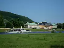 Dresden, das Schlo� Pillnitz, davor der historische Raddampfer  Dresden , das Flaggschiff der  Wei�en Flotte , Okt.2009 