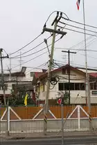 Beton IST biegsam. Mastenlandschaft gegen�ber des Bf. Nakhon Pathom am 06.Dezember 2010.