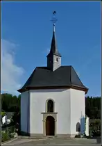 Die kleine Kirche von Lellingen f�llt auf durch ihr achteckiges Schiff, an das der Chor angebaut ist. 05.08.2009 (Jeanny)