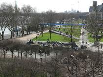 Die ersten einigerma�en warmen Sonnentage des Jahres 2007 wurden, wie hier am Rheinufer in K�ln, f�r Ausfl�ge und Spazierg�nge genutzt. Samstag, 10.3.2007