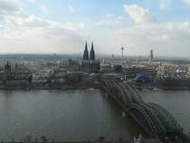 In der Mitte der K�lner Dom, im Hintergrund der Fernsehturm, im Vordergrund die Hohenzollernbr�cke. Fotografiert von einer Plattformeines Hochhauses in Deutz. 10.3.2007