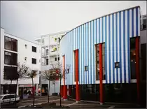 . Sanierung Stadtmitte Fellbach. Der Zuggang zur Stadtbibliothek befindet sich im Innenhof. Die Bibliothek wird durch diesen blau-wei� gestreiften Rundbau hervorgehoben. 11.1996 (Matthias)