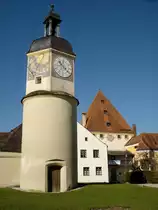 Burghausen, der Uhrturm im sechsten Innenhof der Burganlage, stammt aus dem 16.Jahrhundert und tr�gt eine Sonnenuhr und eine mechanische Schlaguhr, April 2005