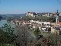 Burghausen, Blick von der �sterreichischen Seite �ber die Salzach auf die Altstadt und einen Teil der l�ngsten Burganlage der Welt, April 2005