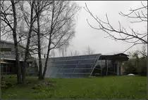 . Unter der schr�gen Glasfl�che an der R�ckseite des Erweiterungsgeb�udes befindet sich eine kleine Treppenhalle. 18.04.2010 (Matthias) 