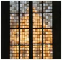 . Ein von der Sonne angestrahltes Haus in Ulm - gefiltert gesehen durch ein Fenster des M�nsters. 02.03.2011 (Matthias)