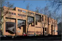 . Heinrich-H�bsch-Schule in Karlsruhe. Die Nebenr�ume und Treppenanlagen liegen zu den vielbefahrenen Stra�en, hin, w�hrend die Klassenr�ume auf die H�fe ausgerichtet sind. 01.03.2011 (Matthias)