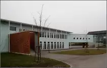 . Schreien-Esch-Schule Friedrichshafen: Der neu erichtete Verbindungsbau zum 50er Jahre Schulbau beinhaltet das Lehrerzimmer. Dieser steht auf einem mit Backstein verkleideten Bogen. Ebenfalls mit Backstein verkleidet wurden die au�enliegenden Fluchttreppenanlagen. Das Schulgel�nde ist in das dortige Fu�wegenetz integriert und daher auch �ffentlich zug�nglich. 05.03.2011 (Matthias)