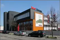 . B�ro- und Ausstellungsgeb�ude Feco Forum, Karlsruhe-Hagsfeld: Ansicht von S�dosten. In den beiden unteren Geschossen befindet sich der r�umlich gro�z�gig gestaltete Ausstellungs- und Verkaufsraum, dar�ber sind die B�rogeschosse. 01.03.2011 (Matthias) 