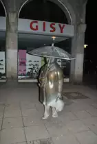 Frau mit Regenschirm, bei Nacht am 08.03.2011 in Hannover.