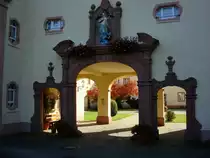 St.M�rgen im Schwarzwald, das barocke Klostertor des ehem.Augustiner-Chorherrenstifts aus rotem Sandstein, okt.2007