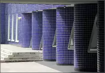 . Erweiterungsbau der Gustav-von-Schmoller Berufschule in Heilbronn: Der senkrecht zur Stra�e stehende Bautel der L-f�rmigen Schule ist im dort offen Erdgeschoss ebenfalls sehr ungew�hnlich gestaltet. Anstelle von St�tzen steht der Bauteil auf einer s-f�rmig geschwungenen Wand mit ebenfalls dreieckf�rmigen �ffnungen. 12.06.2010 (Matthias)